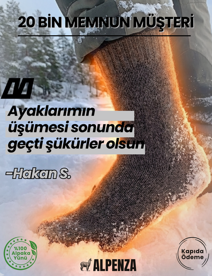 Karda kalın kahverengi alpaka yünü çorap giyen ayak, Alpenza markası ve müşteri memnuniyeti vurgusu